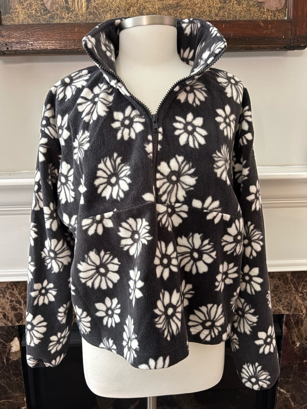 NWOT Billabong Crop Half-Zip Black and White Daisy Print Fleece Pullover Large